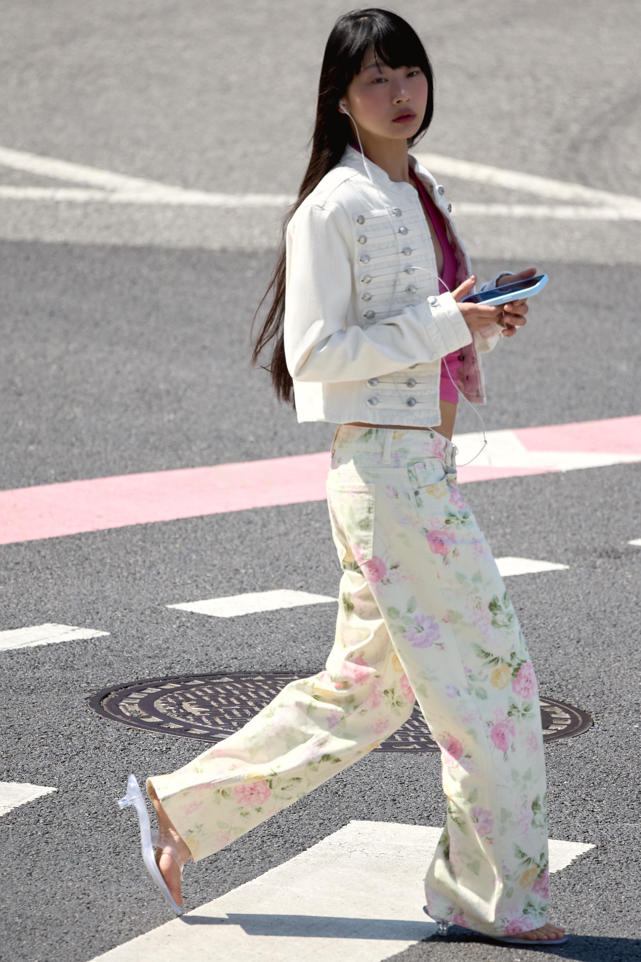 TRF LOW RISE LOOSE FIT FLORAL JEANS